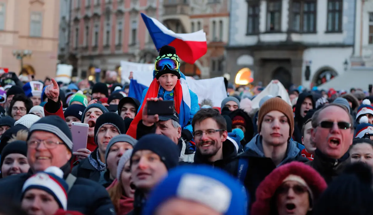 Ribuan orang berkumpul untuk menyambut atlet Olimpiade Musim Dingin Ester Ledecka di Old Town Square di Praha, Ceko (26/2). (AP Photo / Petr David Josek)