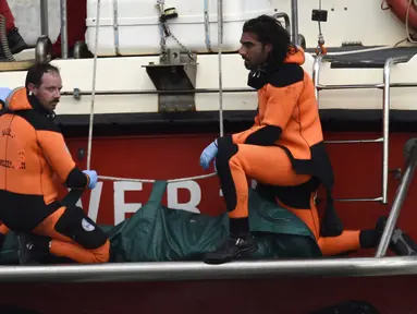 Penyelam Italia membawa ke darat, di dalam kantong hijau, jasad salah satu korban dari kapal pesiar mewah (superyacht) Bayesian, di Porticello dekat Palermo, Rabu (21/8/2024). (AP Photo/Salvatore Cavalli)