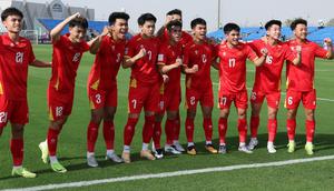 Selebrasi para pemain Timnas Vietnam U-23 usai mengalahkan Timnas Yordania dalam laga perdana Piala Asia U-23 2026 di King Abdullah Sports City Hall Stadium, Jeddah, Selasa (6/1/2026) malam. (Dok. AFC)