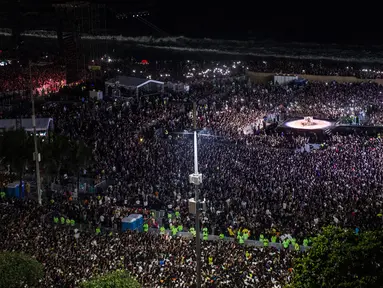 Foto udara memperlihatkan suasana konser bintang pop asal Amerika Serikat Lady Gaga di pantai Copacabana di Rio de Janeiro, Brasil pada 3 Mei 2025. (Daniel RAMALHO/AFP)