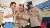 Polisi memeriksa ponsel siswa di Surabaya. (Dian Kurniawan/Liputan6.com)