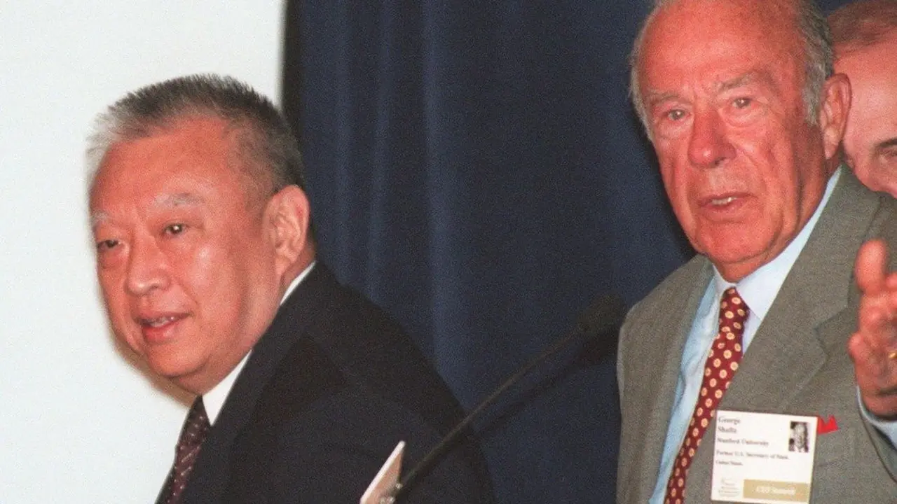 Mantan Menteri Luar Negeri AS George Shultz (kanan) dan mantan Kepala Eksekutif Hong Kong Tung Chee-hwa (kiri) pada 1997. Foto: AFP