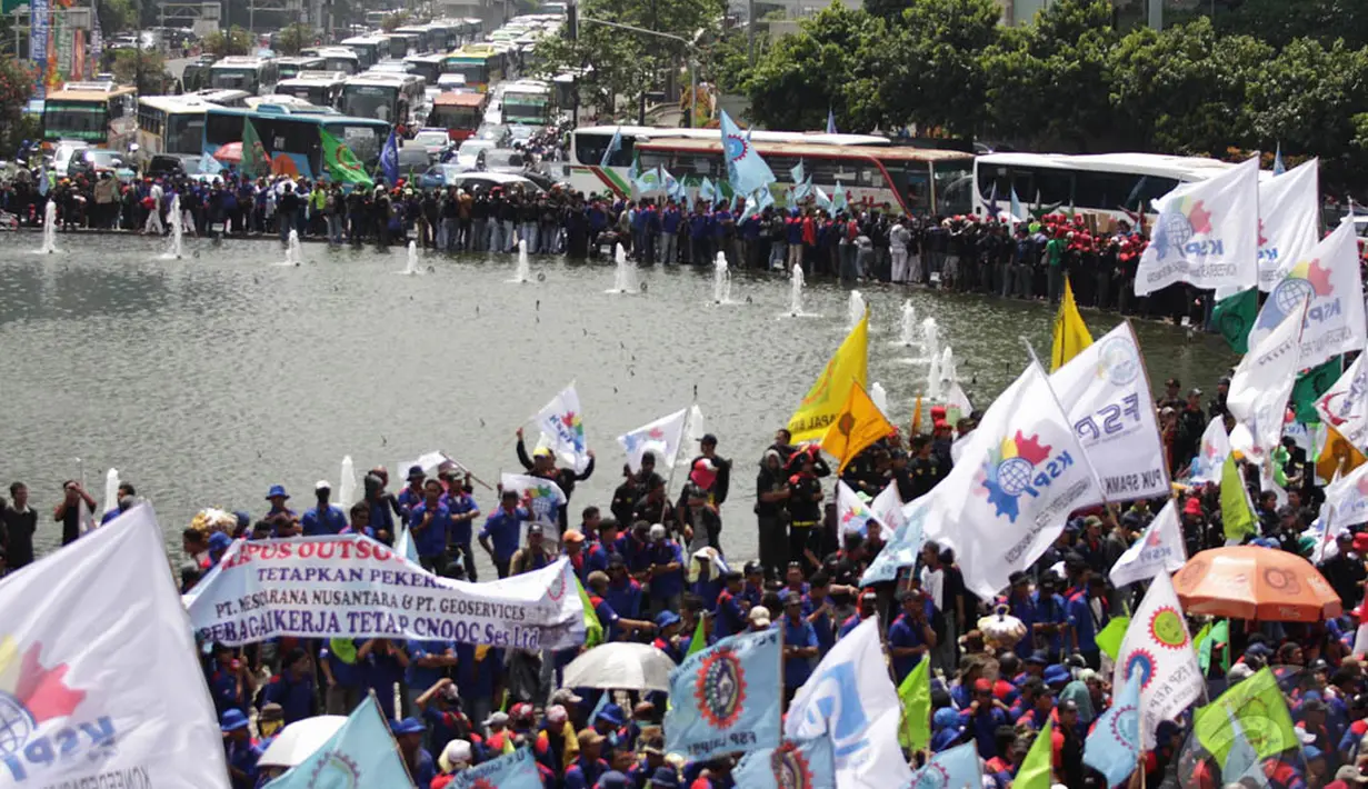 Lingkaran air mancur Bundaran HI terlihat dipenuhi ribuan buruh, Jakarta, Rabu (10/12/2014). (Liputan6.com/Faizal Fanani)