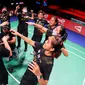 Sejumlah pebulu tangkis putri Indonesia melakukan selebrasi sebelum bertanding di matchday kedua Piala Uber 2020 di Ceres Arena, Aarhus, Denmark, Senin (11/10/2021). (Badminton Photo/Yohan Nonotte)