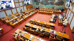 Suasana saat Menteri Pariwisata dan Ekonomi Kreatif Sandiaga Salahuddin Uno dan Wakil Menteri Angela Tanoesoedibjo rapat kerja membahas dampak pemotongan anggaran APBN TA 2021 dengan Komisi X DPR di Kompleks Parlemen, Senayan, Jakarta, Kamis (25/3/2021). (Liputan6.com/Angga Yuniar)