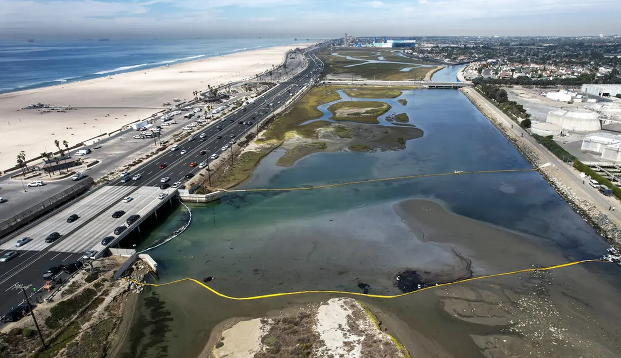 Foto udara menunjukkan penghalang dibuat untuk mencoba menghentikan tumpahan minyak ke Wetlands Talbert Marsh di Huntington Beach, California, Amerika Serikat, 4 Oktober 2021. Tumpahan minyak terjadi akibat kebocoran pipa pengebor minyak. (AP Photo/Ringo H.W. Chiu)