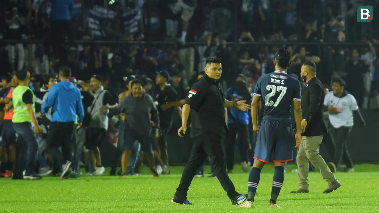 Foto: Suasana Mencekam Kericuhan usai Laga Arema FC Vs Persebaya Surabaya Pada Laga Lanjutan BRI Liga 1 2022/2023