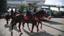 <p>Polisi berkuda dari Unit Satwa Polri melakukan patroli di Terminal Kampung Rambutan, Jakarta, Minggu (8/5/2022). Polisi berkuda dari Unit Satwa Polri secara rutin berpatroli guna memberikan rasa aman kepada penumpang yang tiba di Terminal Kampung Rambutan. (Liputan6.com/Faizal Fanani)</p>