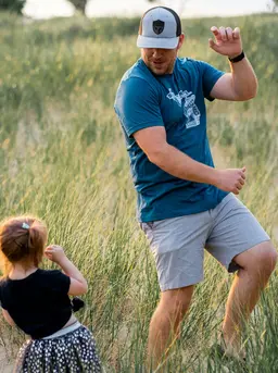 Apakah liburan keluarga memiliki kaitan dengan IQ anak? Kita simak pemaparannya berikut ini. (Foto: Pexels.com/Josh Willink)