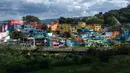 Pemandangan dari jauh memperlihatkan kawasan kumuh El Pesebre, pinggiran Medellin, Kolombia, 19 Juni 2017. Seniman Prancis, Tarik Bouanani melukis 230 rumah di kawasan itu sebagai bagian dari proyek seninya membentuk mural raksasa. (JOAQUIN SARMIENTO/AFP)