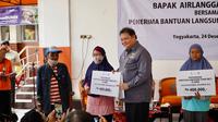 Menteri Koordinator Bidang Perekonomian Airlangga Hartarto dalam Temu Wicara Bersama Masyarakat Yogyakarta Penerima Bantuan Langsung Tunai (BLT) El Nino di Kantor Pos Cabang Utama Yogyakarta, Minggu (24/12/2023). (Dok. Kemenko Perekonomian)