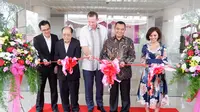 President and CEO Archipelago, John Flood dan jajaran manajeman Fave Hotel melakukan pemotongan pita Soft Opening Ceremony Favehotel Bandara Tangerang.