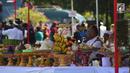 Ribuan umat Hindu dengan khidmat mengikuti prosesi Tawur Agung di Candi Prambanan, Klaten, Jateng, Jumat (16/3). Prosesi ini dilakukan sebagai pembersihan dan penyucian diri. (Liputan6.com/Gholib)