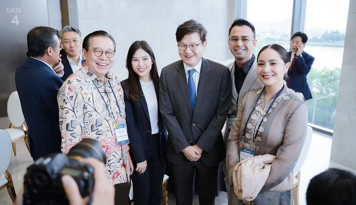 Kali ini Raffi dan Gigi berkunjung untuk menjadi pengisi sekaligus penerima penghargaan dari World Cultural Industry Forum (WCIF) 2023.