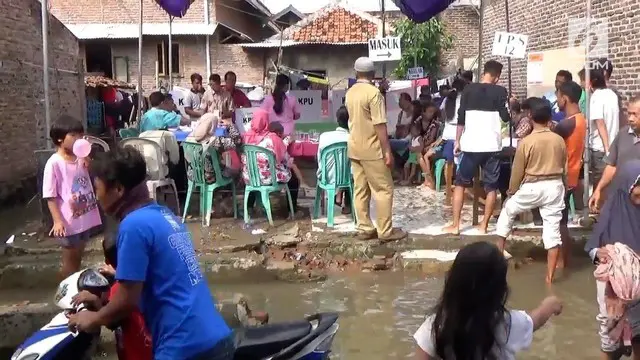 Meski dikepung banjir, warga Desa Mulyasari, Subang, Jawa Barat, tetap antusias menuju TPS dan berpartisipasi dalam pilkada.