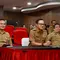 Wakil Menteri Dalam Negeri (Wamendagri) Bima Arya Sugiarto memimpin rapat terkait kesiapan desk Pilkada secara hybrid dari Command Center Gedung B, Kantor Pusat Kemendagri, Jakarta, Selasa (22/10/2024).