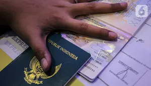 Petugas melakukan perekaman data pemohon pembuatan paspor Republik Indonesia (RI) di Kantor Imigrasi Kelas 1 Non TPI Jakarta Timur, Jakarta, Jumat (14/10/2022). Sesuai Peraturan Menteri Hukum dan HAM RI Nomor 18/2022 mulai 12 Oktober 2022 masa berlaku paspor biasa paling lama 10 tahun untuk semua jenis permohonan yang telah berusia 17 tahun atau sudah menikah. (Liputan6.com/Johan Tallo)