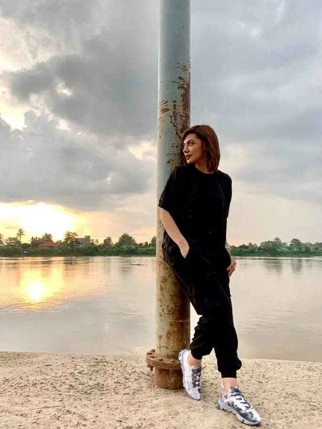 Kerap Tampil Formal, Ini 6 Gaya Santai Najwa Shihab Saat Pakai Sneaker