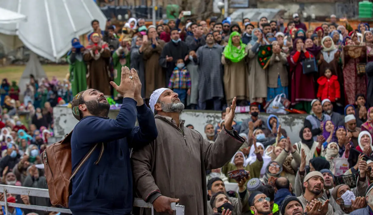 Umat muslim memanjatkan doa saat imam memamerkan peninggalan Nabi Muhammad pada peringatan Isra Miraj di Masjid Hazratbal, Srinagar, Kashmir, India, Jumat (12/3/2021). Ribuan muslim Kashmir berkumpul di Masjid Hazratbal yang menyimpan janggut Nabi Muhammad. (AP Photo/Dar Yasin)