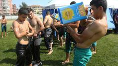 Turnamen gulat dengan melumaskan oli ke tubuh peserta secara rutin di gelar di Ankara, Turki. Tahun ini merupakan yang ketujuh kalinya di gelar, tepatnya Sabtu, 1 Agustus 2015. Peserta diwajibkan melumaskan oli sebelum bertanding. (AFP Photo/Adem Altan)