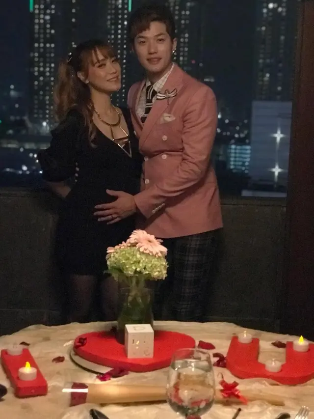 Foto Maternity Lee Jeong Hoon dan Monique Octaviani