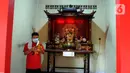 Warga keturunan Tionghoa membersihkan patung di Vihara Kwan In Thang, Pondok Cabe, Tangerang Selatan, Banten, Rabu (26/1/2022). Ritual mencuci patung dewa serta bersih-bersih vihara ini dilakukan untuk menyambut perayaan Tahun Baru Imlek 2573 Kongzili pada 1 Februari 2022. (merdeka.com/Arie Basuki)