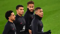 Pemain Paris Saint-Germain Marquinhos, Thiago Silva, Neymar dan Kylian Mbappe (ki-ka) melakukan pemanasan selama sesi latihan tim di stadion Santiago Bernabeu di Madrid (25/11/2019). PSG akan bertanding melawan Real Madrid pada Grup A Liga Champions di Santiago Bernabeu. (AFP/Gabriel Bouys)
