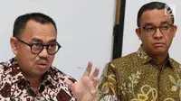 Gubernur terpilih DKI Jakarta, Anies Baswedan bersama Ketua Tim Sinkronisasi Sudirman Said ketika penyerahan laporan hasil kerja tim sinkronisasi di Jakarta, Jumat (13/10). (Liputan6.com/Immanuel Antonius)