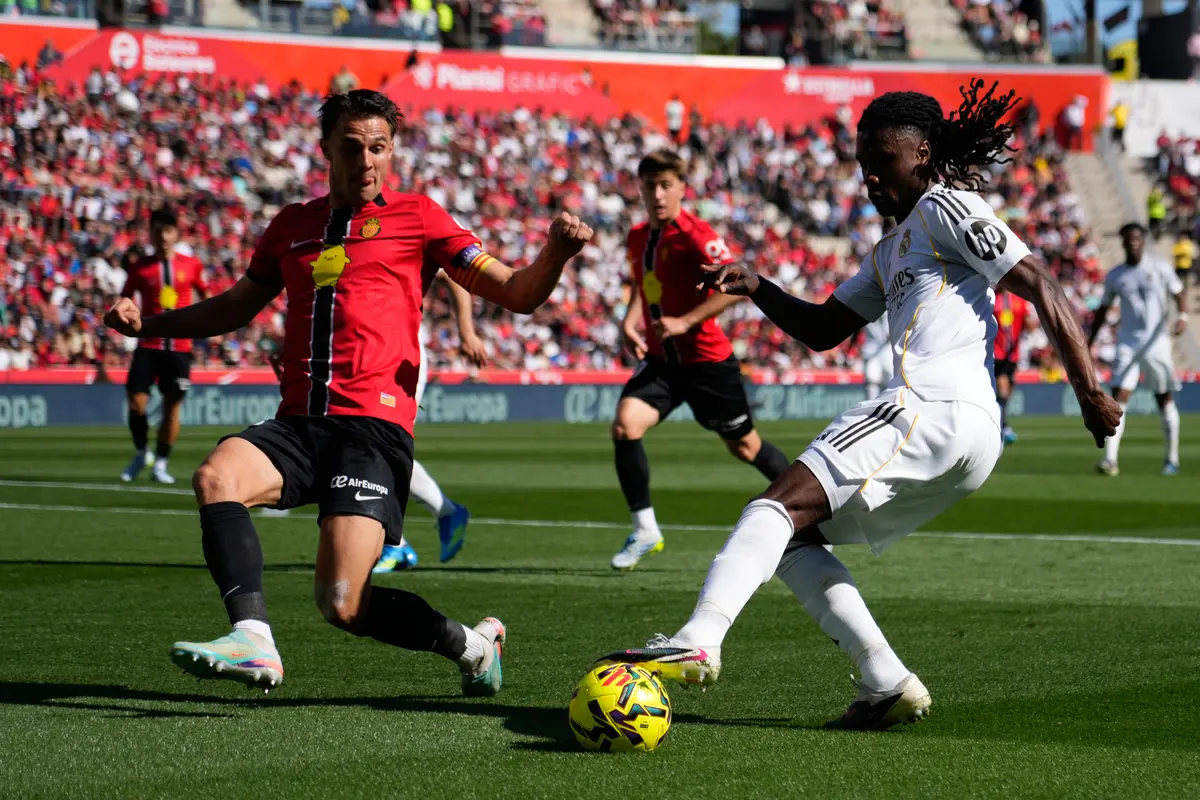 Aksi Eduardo Camavinga (kanan) di laga Mallorca vs Real Madrid di pekan ke-30 Liga Spanyol 2025/2026 di Iberostar Stadium, Sabtu (04/04/2026).