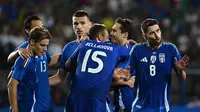 Pemain Italia merayakan gol yang dicetak Davide Frattesi dalam laga uji coba internasional melawan Bosnia-Herzegovina di Empoli, Senin (10/6/2024) dini hari WIB. (Isabella BONOTTO / AFP)