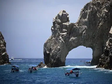 Pemandangan formasi batuan El Arco di Samudra Pasifik di Cabo San Lucas, negara bagian Baja California, Meksiko pada 4 Agustus 2023. (AFP/ALFREDO ESTRELLA)