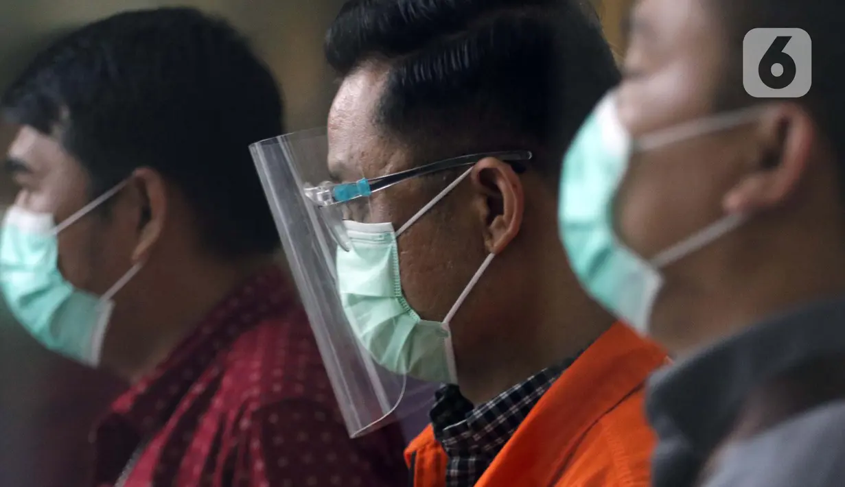 Mantan Menteri Sosial, Juliari P Batubara berjalan meninggalkan Gedung KPK usai menjalani pemeriksaan, Jakarta, Jumat (5/3/2021). Juliari Batubara diperiksa sebagai tersangka suap pengadaan paket bantuan sosial penanganan COVID-19 untuk wilayah Jabodetabek 2020. (Liputan6.com/Helmi Fithriansyah)