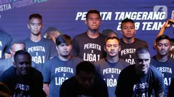 Persita Tangerang saat acara launching untuk 4 elemen terbaru klub jelang bergulirnya Shopee Liga 1 2020 di Gading Sepong, Tangerang, Rabu (26/2/2020). Empat elemen baru yang diluncurkan Persita Tangerang dalam acara tersebut adalah tim, jersey, logo, dan maskot. (Bola.com/M Iqbal Ichsan)