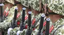Tentara Vietnam memegang senjata buatan Israel yang di desain oleh U.S selama perayaan Reunification Day di Ho Chi Minh, Vietnam, (30/4). Vietnam dilaporkan telah menyiagakan kekuatan  militer vitalnya, termasuk pasukan elit Divisi 308-nya. (REUTERS)
