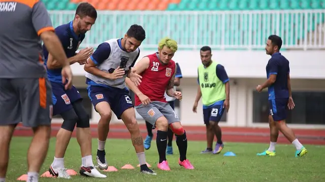 Suka Main Bola, Ini 7 Potret Aksi Vicky Nitinegoro Saat di Lapangan Hijau