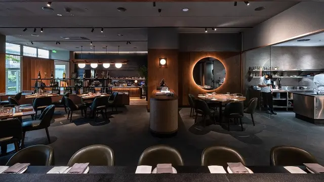 Suasana Restoran August di kawasan SCBD, terinspirasi dari suasana rumah.
