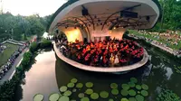 Kelompok orkes simfoni orkestra terkemuka di Singapura menggelar konser akhir pekan di Botanics Garden di negara pulau tersebut. 