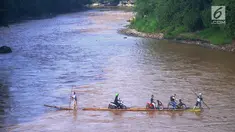 Sebuah rakit mengangkut motor dan warga menyeberangi Sungai Cisadane di Rumpin, Bogor, Selasa (13/3). Mereka terpaksa menaiki rakit akibat jembatan Gerendong yang merupakan akses jalan utama Ciseeng -Rumpin masih dalam perbaikan. (Merdeka.com/Arie Basuki)