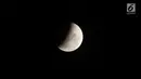 Pemandangan penumbra saat mulai menutupi permukaan bulan pada proses terjadinya gerhana bulan yang terlihat di atas langit Jakarta, Rabu (31/1). Gerhana Bulan Total ini disertai dengan Supermoon dan Blue Moon. (Liputan6.com/Arya Manggala)