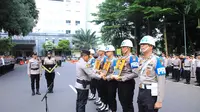 Empat anggota Polda Metro Jaya dipecat secara tidak hormat. Keputusan ini diumumkan langsung oleh Kapolda Metro Jaya, Irjen Pol Karyoto, dalam sebuah upacara resmi, Rabu (12/3/2025). (Liputan6.com/Ady Anugrahadi)