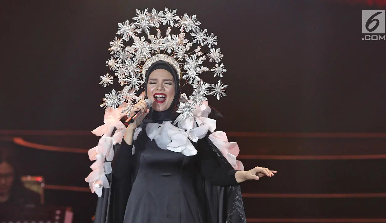 Penampilan penyanyi Dewi Sandra saat menghibur penonton pada konser Colours of Love di Jakarta, Rabu (20/12). Dalam konser ini Dewi Sandra yang membawakan lagu Jalan Cinta. (Liputan6.com./Herman Zakharia)