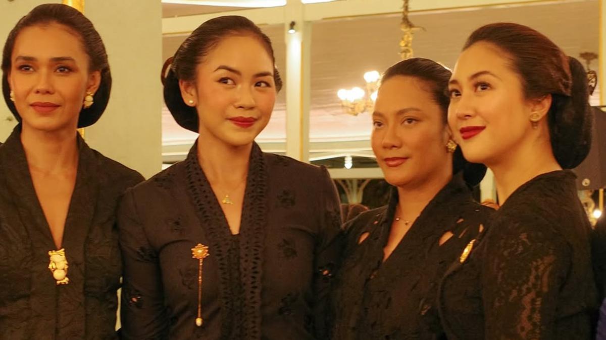 7 Potret Artis Ikut Kirab Malam Satu Suro di Mangkunegaran Solo, Tampil Anggun Menawan