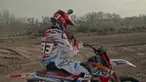 Marc Marquez pebalap MotogGP dari tim Repsol Honda melakukan aksi akrobatik backflip menggunakan motokros. Ia didampingi oleh Danny Torres atlet freestyle motokros.