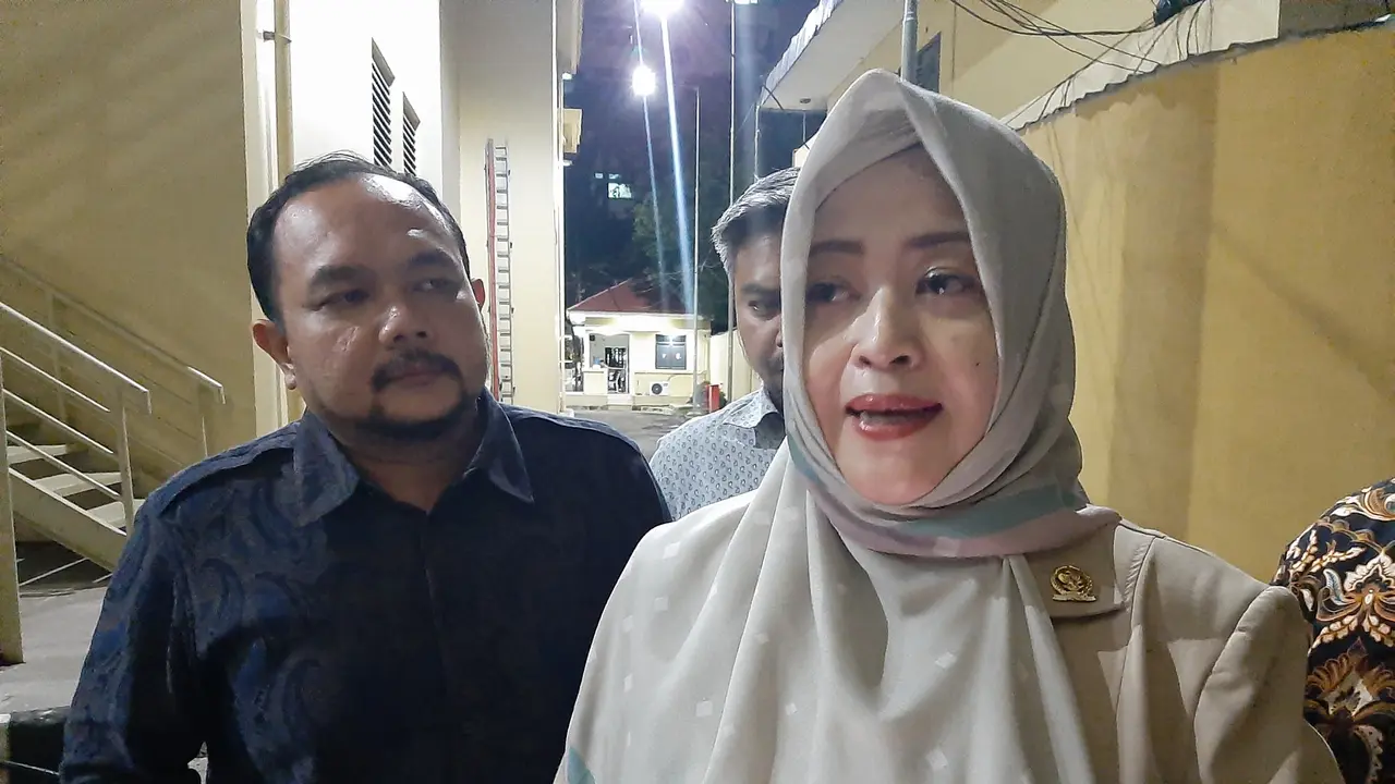 Anggota DPD Fahira Idris memenuhi panggilan kepolisian atas laporan dugaan penyebaran berita bohong alias hoaks virus corona.