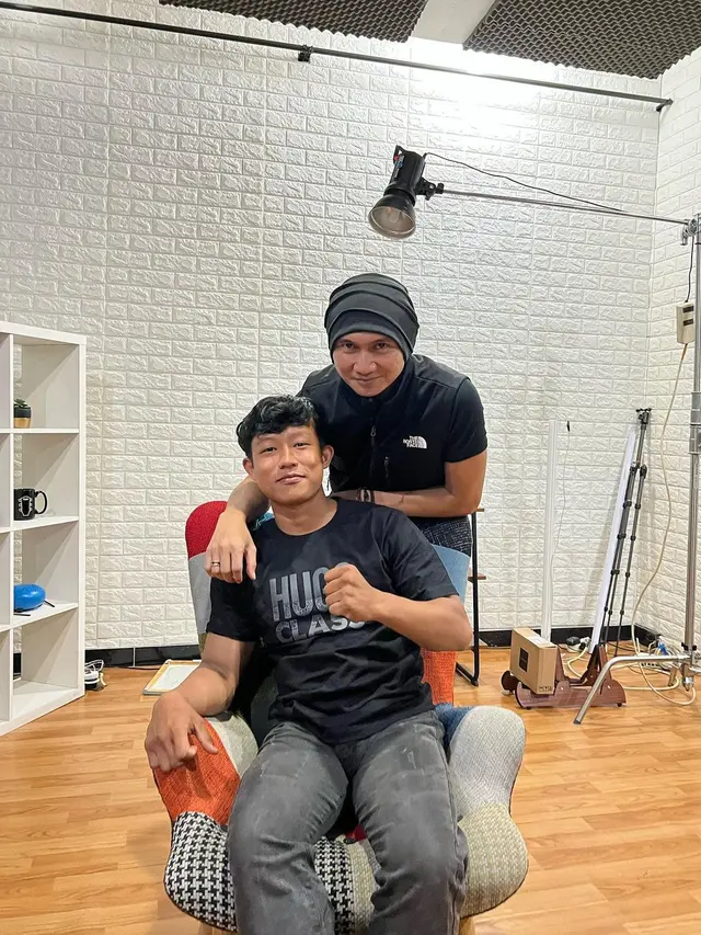 Gabung Bareng Indra Kenz, Ini 7 Potret Paris Pernandes Rekaman Lagu #SalamdariBinjai