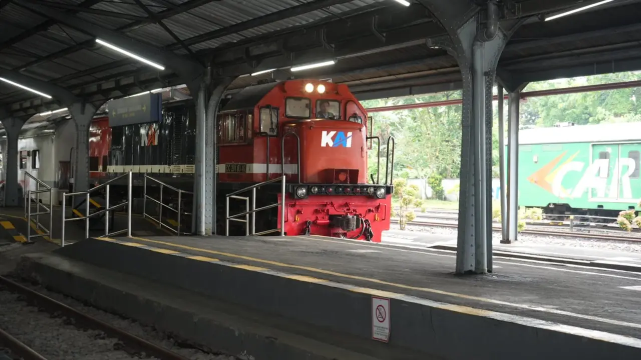 Kereta api Blambangan ekspres memasuki stasiun Jember.