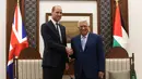 Pangeran William dari Inggris berjabat tangan dengan Presiden Palestina Mahmud Abbas di Tepi Barat Kota Ramallah, (27/6). Pada kunjungannya, Pangeran William mengharapkan perdamaian abadi di Timur Tengah. (AFP PHOTO / Pool / Alaa Badarneh)
