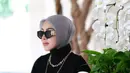 Dalam unggahan di akun Instagram, penampilan Syahrini memakai outfit serba hitam yang dipadukan hijab abu-abu ini curi perhatian. Terlebih, dirinya juga terlihat memakai kalung dari Tiffany & Co dengan harga ditaksir capai Rp 1,2 miliar. (Liputan6.com/IG/@PrincesSyahrini)