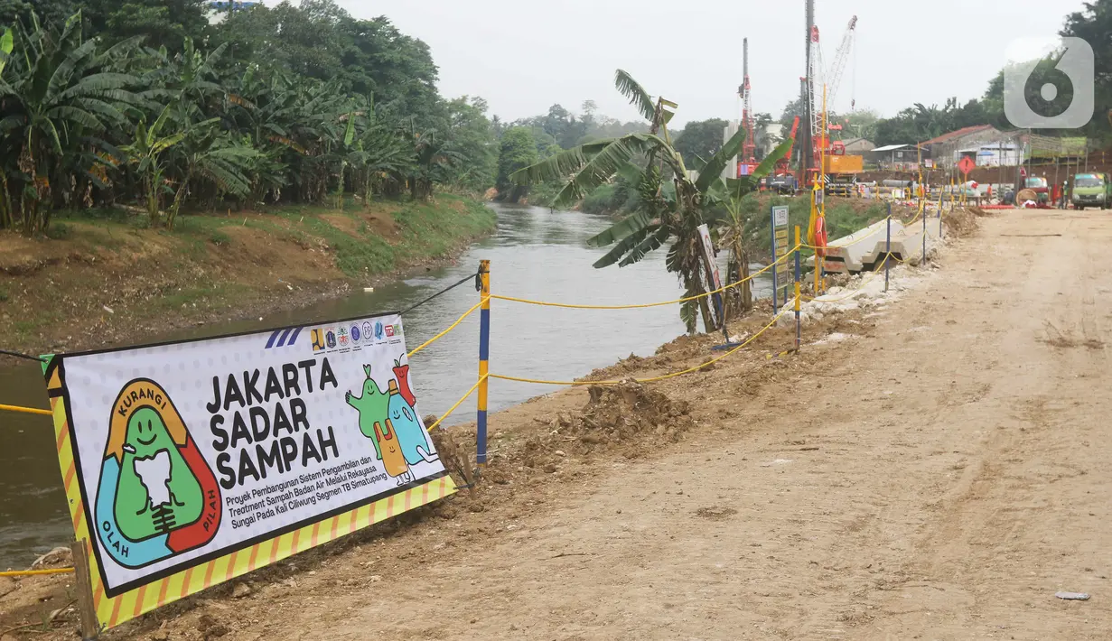 Suasana pekerja proyek Pembangunan Sistem Pengambilan dan Treatment Sampah Badan Air melalui Rekayasa Sungai pada Kali Ciliwung segmen TB Simatupang di kawasan Pasar Rebo, Jakarta, Senin (26/9/2022). Untuk diketahui, pembangunan ini dilatarbelakangi adanya penekanan volume sampah yang terkonsentrasi hanya pada satu titik penanganan (Pintu Air Manggarai, Kali Ciliwung, Jembatan Kampung Melayu). (Liputan6.com/Herman Zakharia)