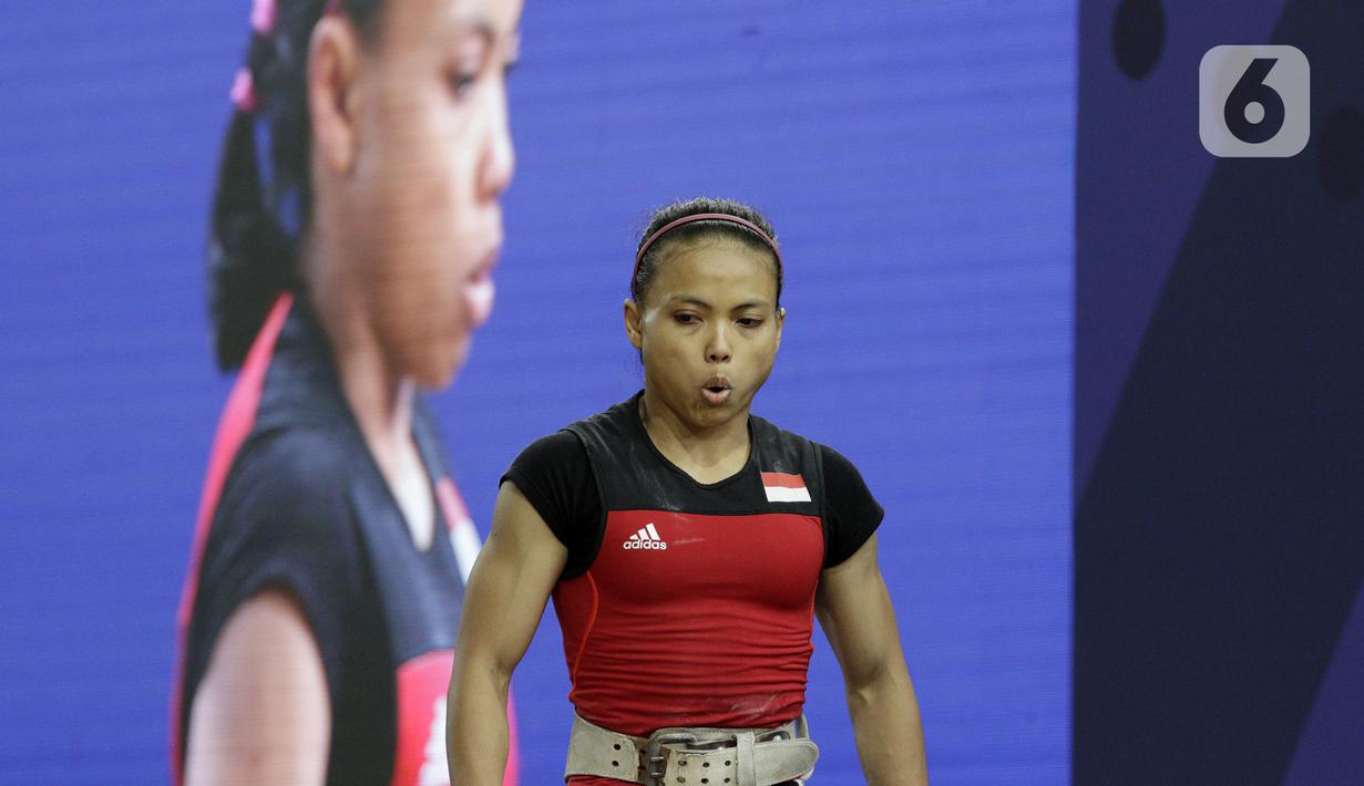 Lifter putri Indonesia, Lisa Setiawati bersiap melakukan angkatan pada SEA Games 2019 cabang angkat besi nomor 45 kg di Stadion Rizal Memorial, Manila, Minggu (1/12/2019). Dirinya meraih perak dengan total angkatan 169 kg. (Bola.com/M Iqbal Ichsan)